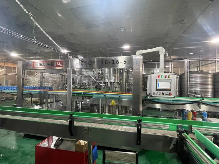冲洗灌装压盖三合一自动灌装线
